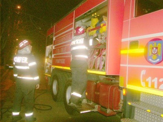Pompierii, solicitaţi să intervină: cabina unui TIR, în flăcări